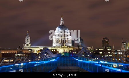 Photo de nuit de la Cathédrale St Paul à Londres, avec le Millennium Bridge au premier plan Banque D'Images