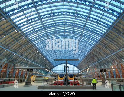 Gare internationale de Saint-Pancras terminus avec toit en verre voûté, Londres, Royaume-Uni Banque D'Images