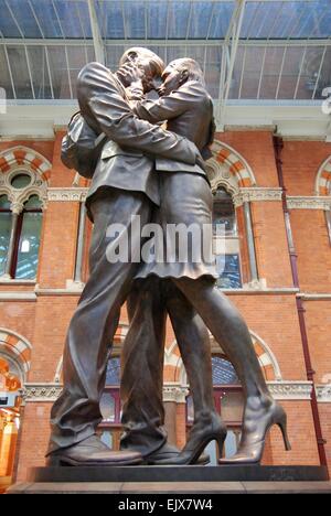 La place de la réunion, statue de bronze à la gare internationale de St Pancras, Londres. Banque D'Images