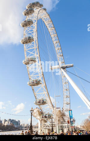 À la recherche jusqu'au London Eye (aka la grande roue du millénaire) sur la Southbank, Londres, Angleterre, Royaume-Uni Banque D'Images