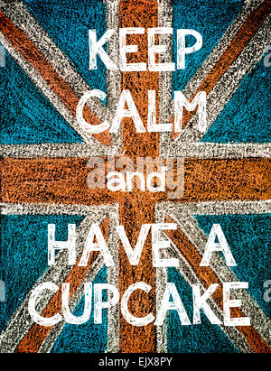 Garder son calme et avoir un cupcake. Royaume-uni (British Union Jack) DRAPEAU, vintage dessin à la main avec de la craie sur tableau noir, l'humour image concept Banque D'Images