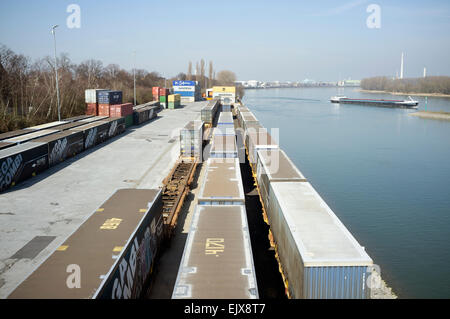 Les quais de Niehl, Cologne, Allemagne. Banque D'Images