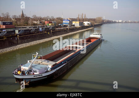 Barge à partir de port de recul Banque D'Images