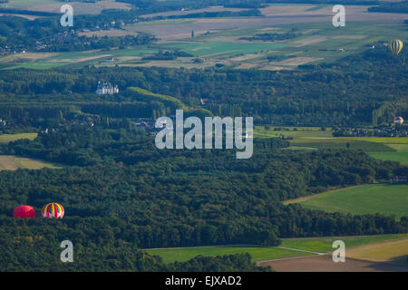 Quatre montgolfières décoller d'un champ dans la vallée de la Loire près de Chenonceaux, France Banque D'Images