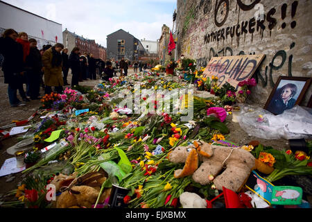 Les fleurs fraîches commémorant la suppression de la communauté des jeunes centre (Ungdomshuset) à Copenhague Banque D'Images