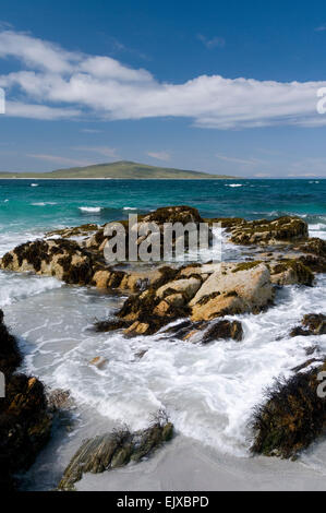 Vagues se briser à pabbay vue sur berneray Banque D'Images