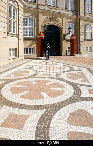 Sol carrelé pavé devant le Palais Royal Amalienborg, danois Banque D'Images