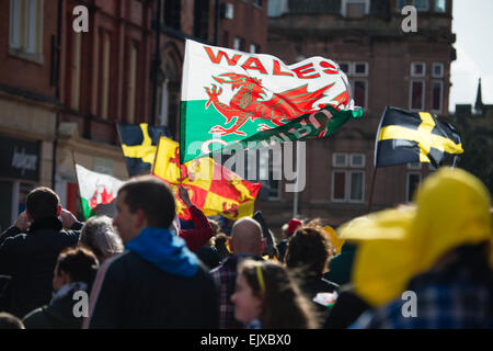 Personnes agitant des drapeaux et bannières participant à la St David's Day Parade et célébrations, Wrexham, 1 mars 2015 Banque D'Images