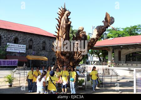 Un groupe de fervents catholiques de prendre une photo en face de statue de sainte Maria de Guadalupe avec San Ildefonso De Toledo intitulé "Pamana ng Tanay"(un patrimoine de Tanay) pendant leur Visita Iglesia (Visita Iglesia est une tradition qu'un catholique doit se rendre à l'église à 14 7 liste l'église chaque semaine). L'église de San Ildefonso De Toledo Église paroissiale de Tanay, Rizal (province de l'Est de Manille) fait un monument historique et première des Philippines qui en font un arbre millénaire de l'Acacia pour devenir une icône ou d'un Saint. (Photo par Gregorio B. Dantes Jr./Pacific Press) Banque D'Images