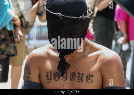 San Fernando, aux Philippines. Apr 02, 2015. Le pénitent s'inclinant sa tête tout en priant devant la cathédrale San Fernando à Pampanga au cours de la célébration du Jeudi saint. Crédit : J Gerard Seguia/Pacific Press/Alamy Live News Banque D'Images