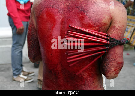 San Fernando, aux Philippines. Apr 02, 2015. Le pénitent whips son dos avec des tiges de bambou en face de la cathédrale San Fernando à Pampanga, au cours de la célébration du Jeudi Saint. Crédit : J Gerard Seguia/Pacific Press/Alamy Live News Banque D'Images