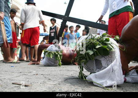 San Fernando, aux Philippines. Apr 02, 2015. Baisers pénitents les motifs tout en étant frappé par des bâtonnets de bois en face de la cathédrale San Fernando à Pampanga, au cours de la célébration du Jeudi Saint. Crédit : J Gerard Seguia/Pacific Press/Alamy Live News Banque D'Images