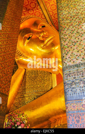 Bouddha couché statue or visage. Wat Pho, Bangkok, Thaïlande Banque D'Images