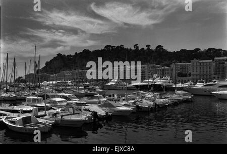 Yachts de luxe stationnés dans le port de plaisance. Banque D'Images