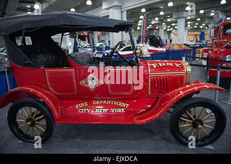 Manhattan, New York, USA. 1er avril 2015. Le chef des pompiers FDNY Modèle 1924-T Ford camion à incendie à l'affiche au 2015 New York International Auto Show, Jacob Javits Center, mercredi, 1 avril, 2015. Credit : Bryan Smith/ZUMA/Alamy Fil Live News Banque D'Images