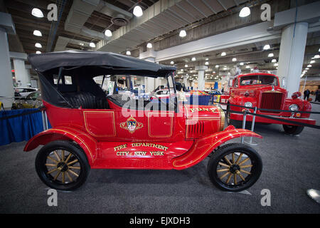 Manhattan, New York, USA. 1er avril 2015. Le chef des pompiers FDNY Modèle 1924-T Ford camion à incendie à l'affiche au 2015 New York International Auto Show, Jacob Javits Center, mercredi, 1 avril, 2015. Credit : Bryan Smith/ZUMA/Alamy Fil Live News Banque D'Images