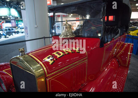 Manhattan, New York, USA. 1er avril 2015. Le chef des pompiers FDNY Modèle 1924-T Ford camion à incendie à l'affiche au 2015 New York International Auto Show, Jacob Javits Center, mercredi, 1 avril, 2015. Credit : Bryan Smith/ZUMA/Alamy Fil Live News Banque D'Images