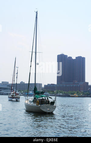 Bateaux à l'extérieur de l'aquarium national de Baltimore, Maryland, USA Banque D'Images