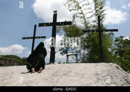 San Juan, aux Philippines. Apr 02, 2015. Une jeune femme s'agenouille devant les trois croix sur une cavalerie de fortune pendant l'rehersals for Good Friday's passion jouer à San Juan, Pampanga. © J Gerard Seguia/Pacific Press/Alamy Live News Banque D'Images