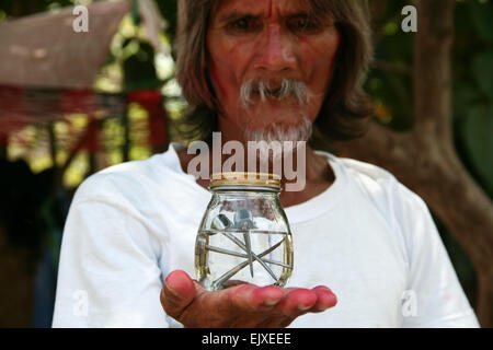 San Juan, aux Philippines. Apr 02, 2015. Wilfredo Salvador, 58, montre les clous en acier inoxydable qu'il a utilisé au cours des huit dernières années pour sa crucifixion pendant le Vendredi Saint à San Juan, Pampanga. © J Gerard Seguia/Pacific Press/Alamy Live News Banque D'Images