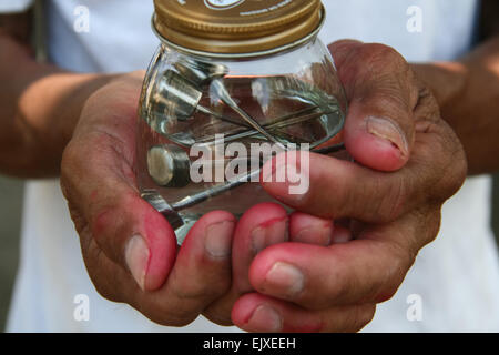 San Juan, aux Philippines. Apr 02, 2015. Wilfredo Salvador, 58, montre le pouce 3 clous en acier inoxydable qu'il a utilisé au cours des huit dernières années pour sa crucifixion pendant le Vendredi Saint à San Juan, Pampanga. © J Gerard Seguia/Pacific Press/Alamy Live News Banque D'Images