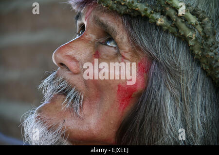 San Juan, aux Philippines. Apr 02, 2015. Wilfredo Salvador, 58, portant sa couronne d'épines qu'il utilisera pour son neuvième crucifixion le vendredi saint à San Juan, Pampanga. © J Gerard Seguia/Pacific Press/Alamy Live News Banque D'Images