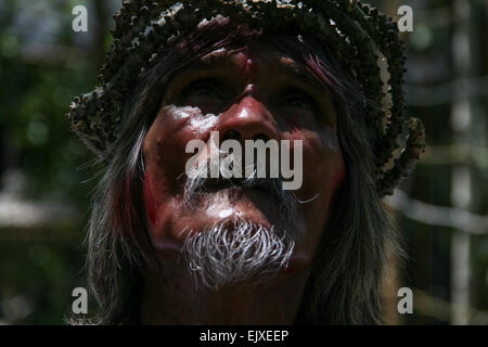 San Juan, aux Philippines. Apr 02, 2015. Wilfredo Salvador, 58, portant sa couronne d'épines qu'il utilisera pour son neuvième crucifixion le vendredi saint à San Juan, Pampanga. © J Gerard Seguia/Pacific Press/Alamy Live News Banque D'Images