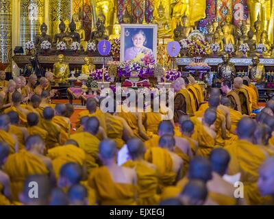 Chiang Mai, Chiang Mai, Thaïlande. 2ème apr 2015. Les moines et les novices prier dans le Wat Chedi Luang à Chiang Mai lors d'un service de prière pour marquer le 60e anniversaire de Son Altesse Royale la Princesse Maha Chakri Sirindhorn (dans le portrait dans le centre de la photo), fille de Bhumibol Adulyadej, le Roi de Thaïlande, et son épouse, la Reine Sirikit. La princesse est vénéré par la plupart des Thaïs et son anniversaire est célébré dans toute la Thaïlande. © Jack Kurtz/ZUMA/Alamy Fil Live News Banque D'Images