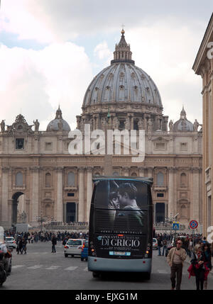 Un entraîneur touriste, ornée d'une affiche pour le film '50 nuances de gris' parcs jusqu'à la place Saint-Pierre, Rome Banque D'Images