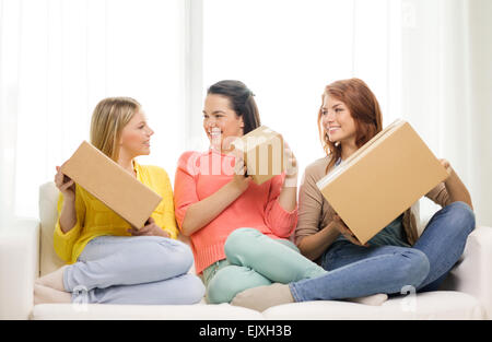 Smiling teenage girls avec des boîtes en carton à la maison Banque D'Images