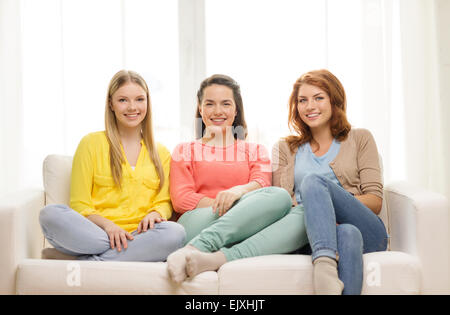 Trois copines ayant un exposé à la maison Banque D'Images