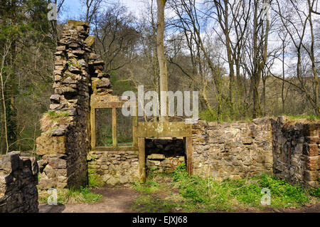 Fenêtre dans la ruine de maison à Batemans Lathkill Dale. Un Peak District réserve naturelle avec des anciennes mines. Banque D'Images