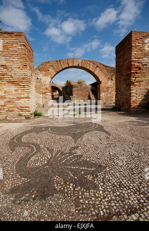 Une mosaïque de carreaux noir romain intégré dans un étage à Ostia Antica, Italie Banque D'Images