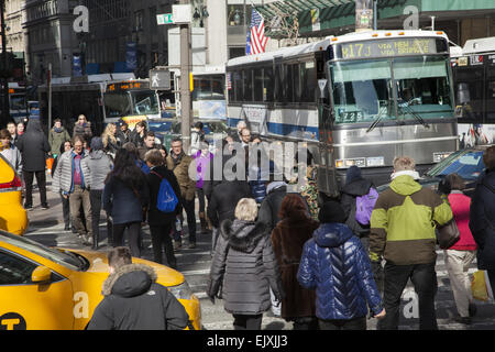 L'intersection de bondé jamais la 42e Rue et de la Cinquième Avenue à Manhattan. NYC Banque D'Images