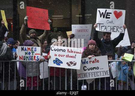 Grande manifestation à New York bureau du gouverneur de New York lui disant pour financer l'éducation du public et de soutenir les enfants mur pas S Banque D'Images