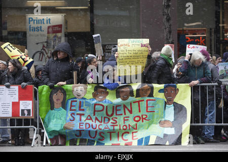 Grande manifestation à New York bureau du gouverneur de New York lui disant pour financer l'éducation du public et de soutenir les enfants mur pas S Banque D'Images