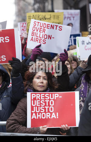 Grande manifestation à New York bureau du gouverneur de New York lui disant pour financer l'éducation du public et de soutenir les enfants mur pas S Banque D'Images