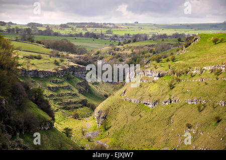 La partie supérieure de Lathkill Dale avec vue vers le village de Monyash. Une journée de printemps ensoleillée dans le Peak District. Banque D'Images