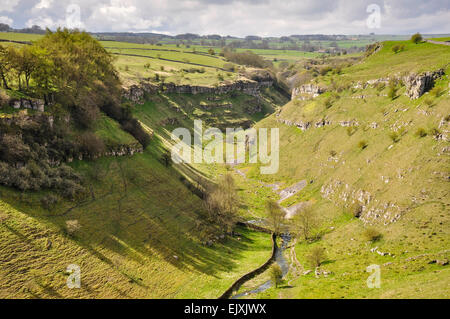 La partie supérieure de Lathkill Dale avec vue vers le village de Monyash. Une journée de printemps ensoleillée dans le Peak District. Banque D'Images