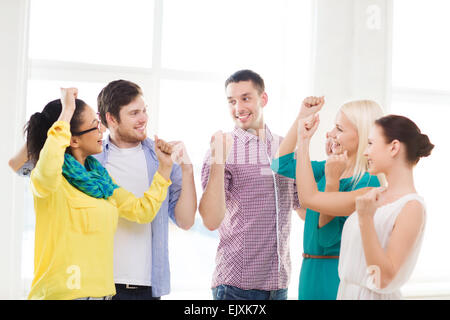 Heureux de célébrer la victoire de l'équipe des Créatifs in office Banque D'Images