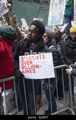 Grande manifestation à New York bureau du gouverneur de New York lui disant pour financer l'éducation du public et de soutenir les enfants mur pas S Banque D'Images