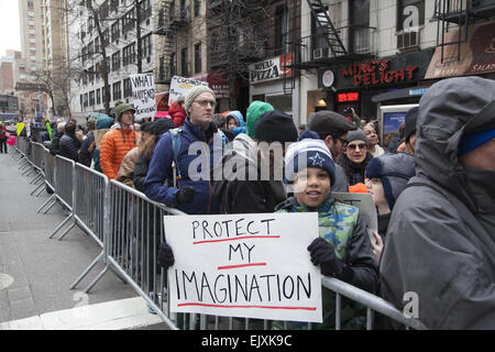 Grande manifestation à New York bureau du gouverneur de New York lui disant pour financer l'éducation du public et de soutenir les enfants mur pas S Banque D'Images