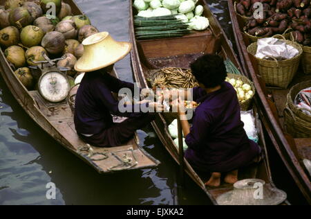 AJAXNETPHOTO - BANGKOK, THAÏLANDE. - TRADERS AU LÉGUMES DU MARCHÉ flottant à l'extérieur de la ville. PHOTO:JONATHAN EASTLAND/AJAX REF:876988 Banque D'Images