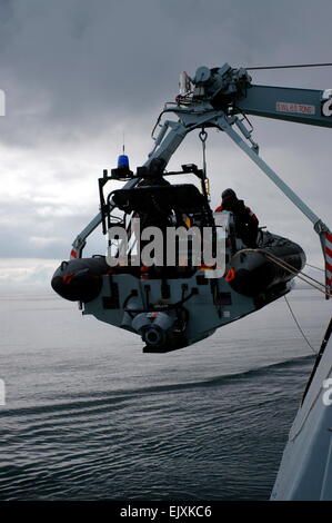 AJAXNETPHOTO - 1 mai 2008, Largs, Ecosse. - Nouveau TYPE 45 destroyer HMS DARING (PAS ENCORE), sur la Côte-d'essais en mer pour lancer la démo d'un homme à la mer. PHOTO:JONATHAN EASTLAND/AJAX REF:RD280105 1535 Banque D'Images