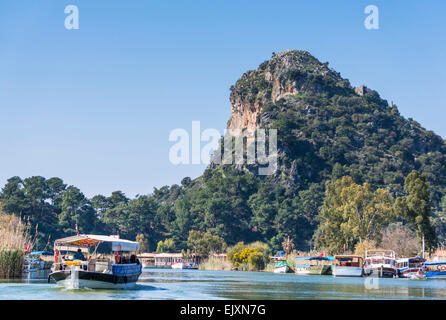 Les touristes sur les bateaux traditionnels, du delta du fleuve de Dalyan, Province de Mugla, Turquie Banque D'Images