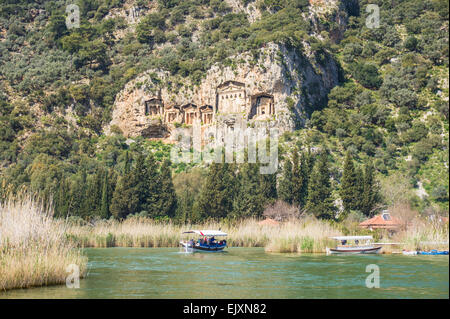 Des tombes lyciennes, rivière Dalyan et bateaux de touristes, Province de Mugla, Turquie Banque D'Images