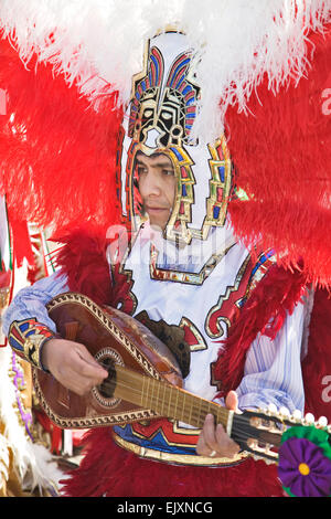 Un musicien joue en costume coloré et des danses au cours de la Vierge de Guadalupe Fête dans la ville de Mexico. Banque D'Images