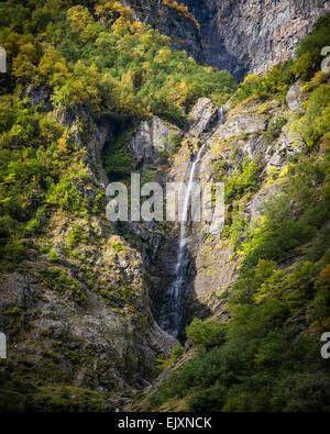 Falls sur la rivière Storeskreda au-dessus du Nærøyfjord, Norvège Banque D'Images