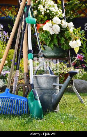 Arrosoir et des outils dans le jardin Banque D'Images