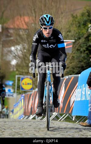 Flandre orientale, Belgique. 2 avril, 2015. L'équipe Sky cycling team pratiques avant le Tour de Flandres. Geraint Thomas (Team Sky) : Action de Crédit Plus Sport Images/Alamy Live News Banque D'Images